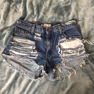 levi strauss signature distressed short shorts!